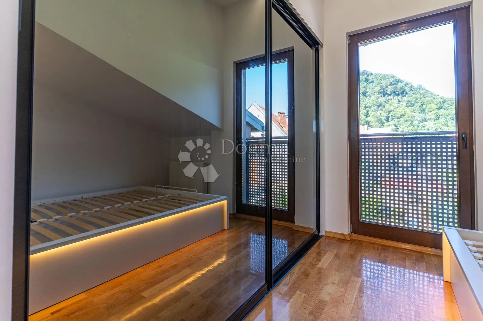 smart penthouse u centru samobora – terasa, garaža, lift, spa kupaonica - slika 12