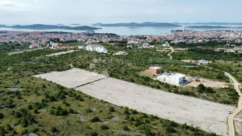 vodice - atraktivno građevinsko zemljište(potpuno uređeno) - slika 2