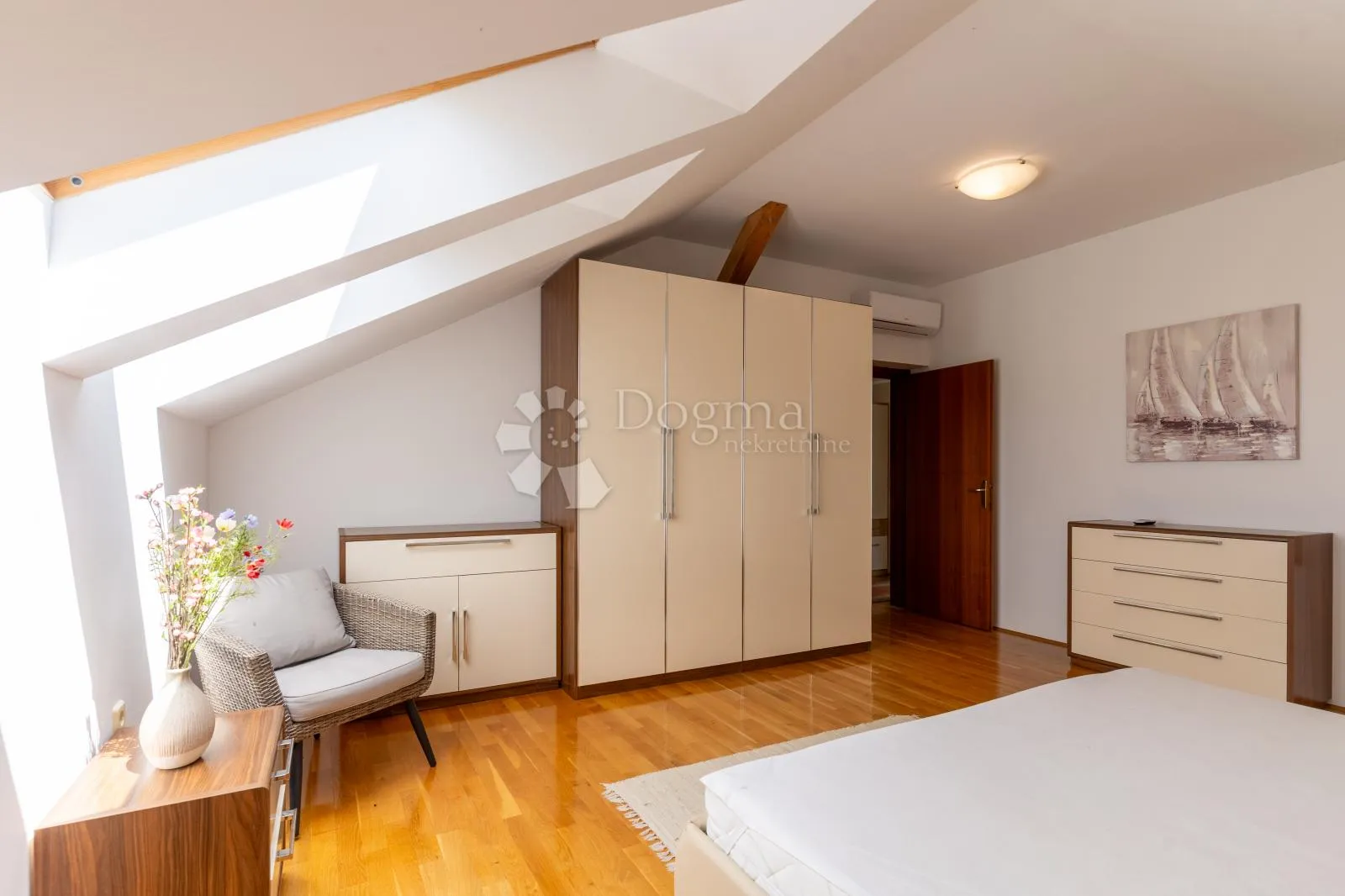 vila s bazenom i velikom okućnicom – brezovica - slika 10
