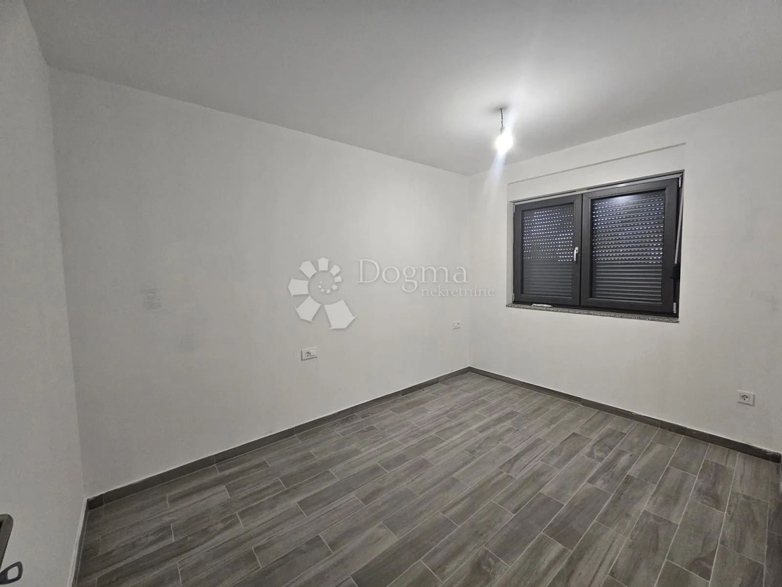 stan, novogradnja, 60m od mora, 3ss + krovna terasa - slika 35