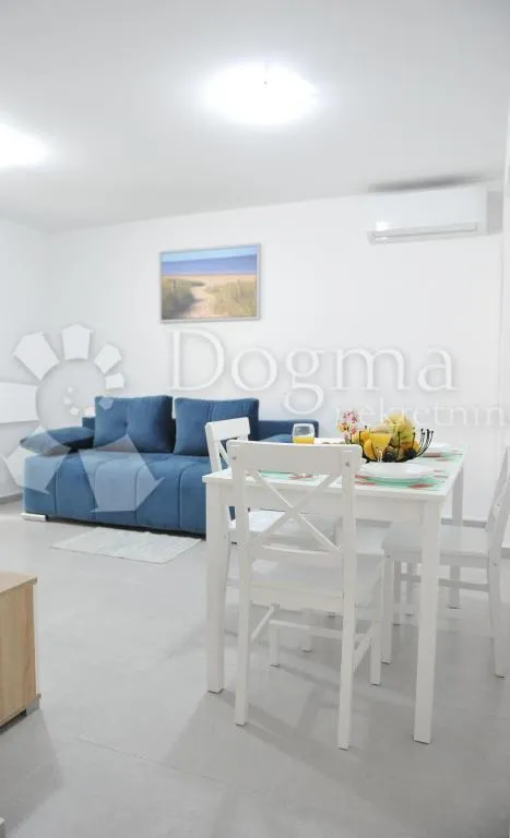 ljubač - kuća s pet stambenih jedinica - slika 6