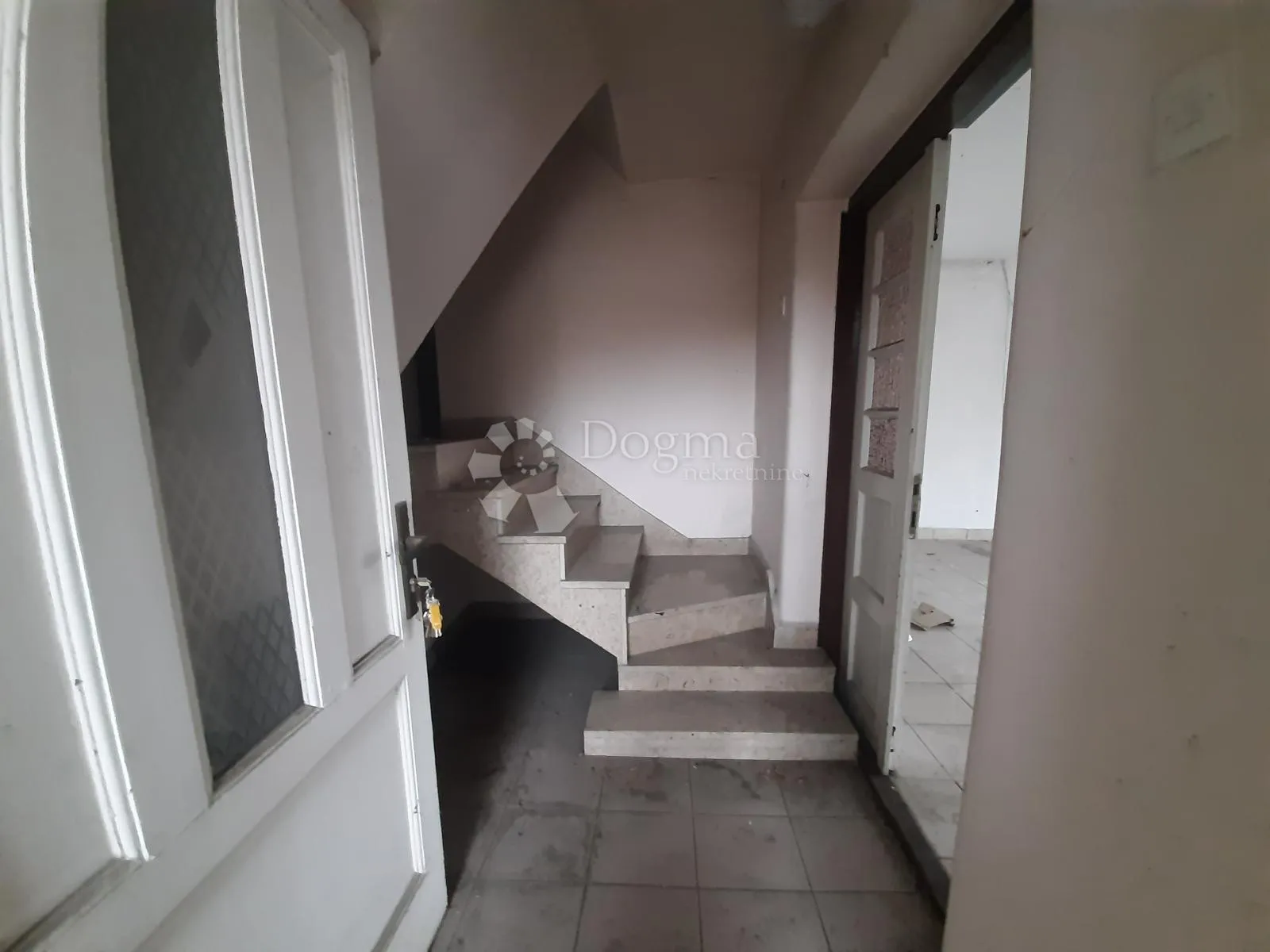 višenamjenska kuća s posl. prostorom- 250m2 + veliki parking - slika 11