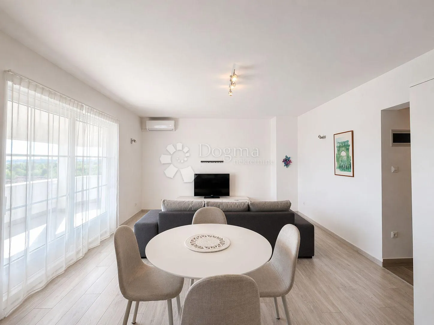 stan 130m2 - 2 stambene jedinice + terasa + parking - slika 3