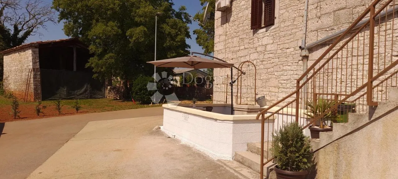 kuća s renoviranim stanom i građevinskim zemljištem, 5 minuta od pazina - slika 3