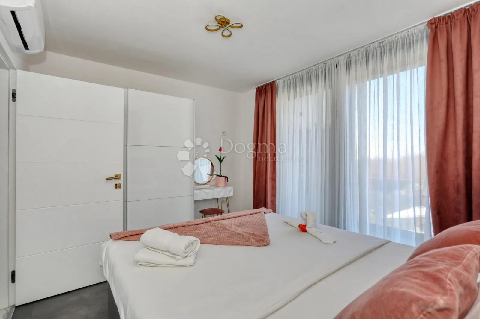 prodaje se moderna vila sa bazenom privlaka - slika 11