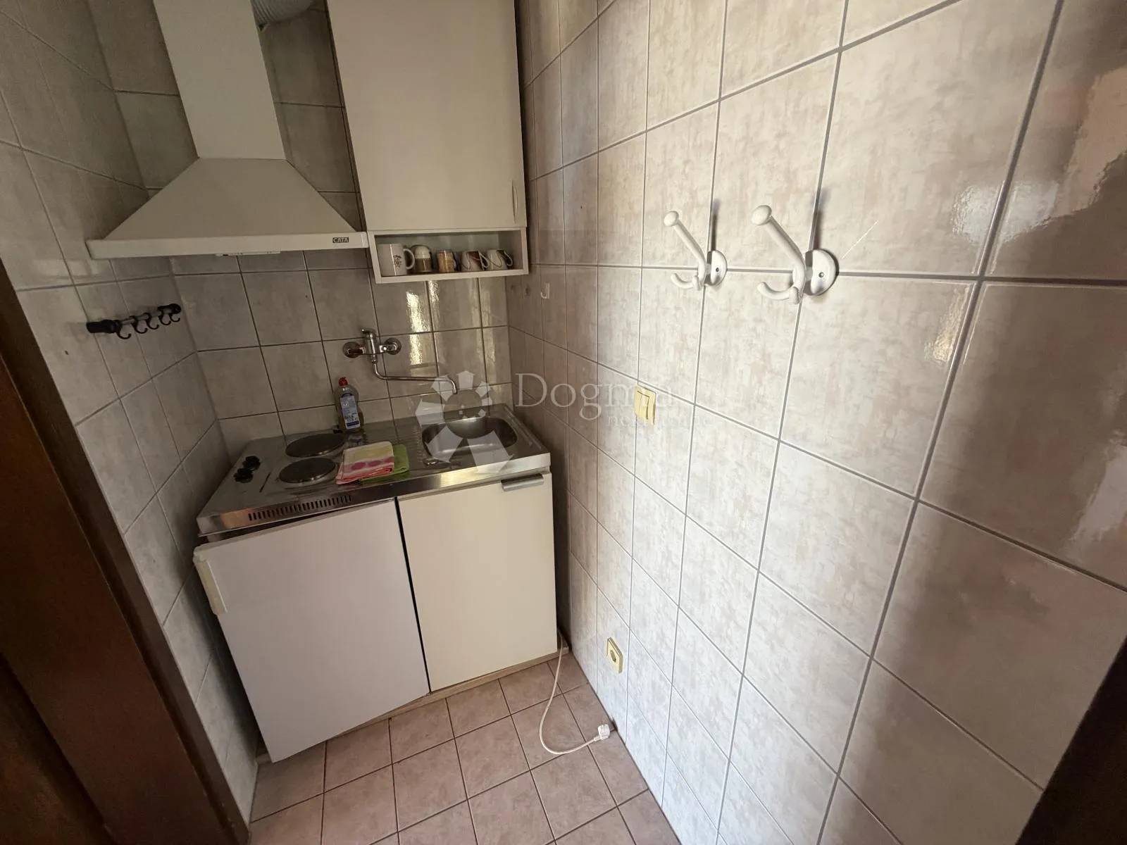 prilika u brodarici- kuća blizu mora, s 6 apartmana i 3-sobnim stanom!! - slika 39