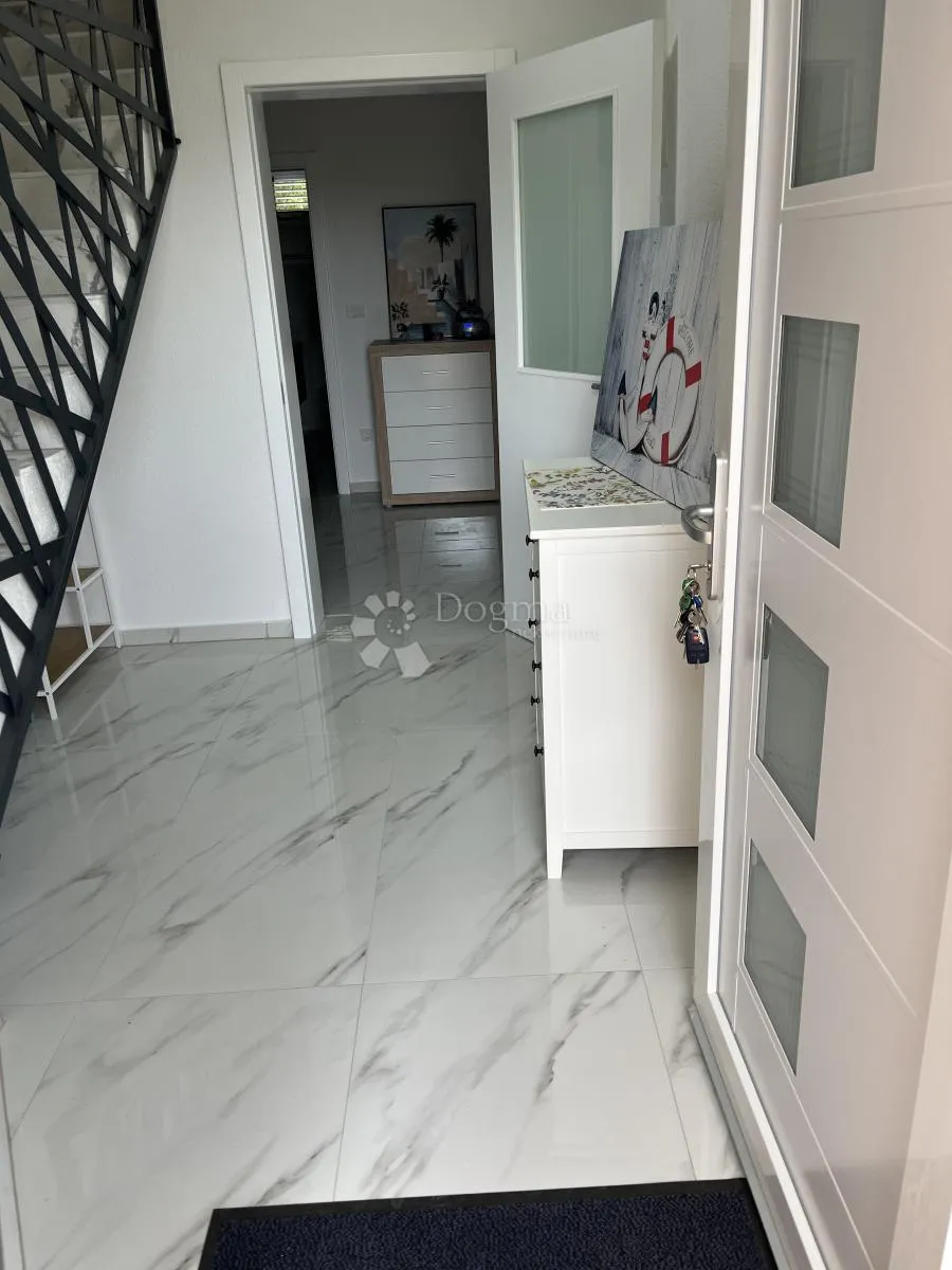 prilika! predivna vila s bazenom u zaleđu vodica - slika 24