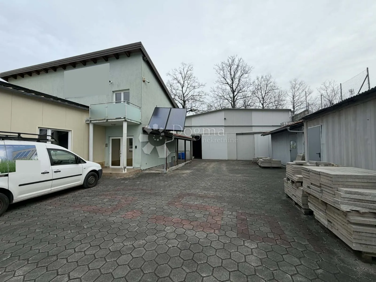 poslovno stambena zgrada - permani - slika 1
