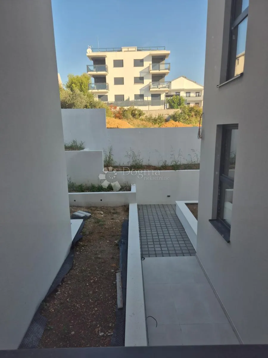 novogradnja – moderan stan (s11) s balkonima manje od 150 m od plaže – okrug gornji - slika 13
