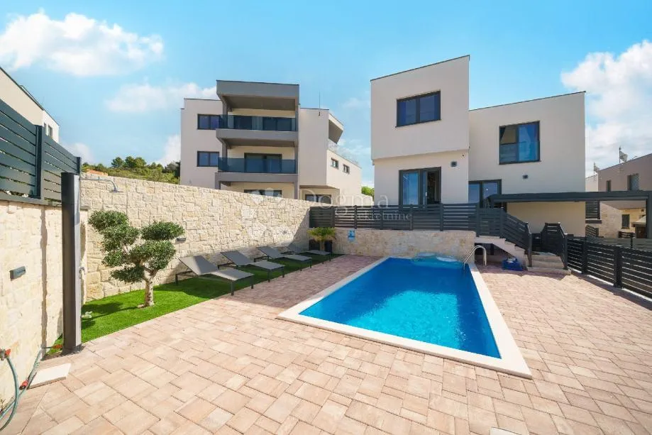 Vodice – luksuzna novogradnja s bazenom i panoramskim pogledom na more