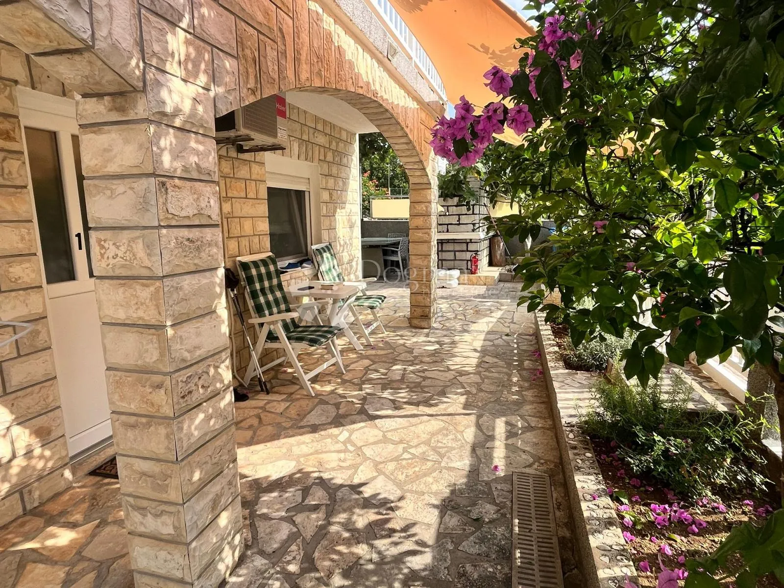 rogoznica- prilika! kuća s 5 apartmana 150m od plaže - slika 8