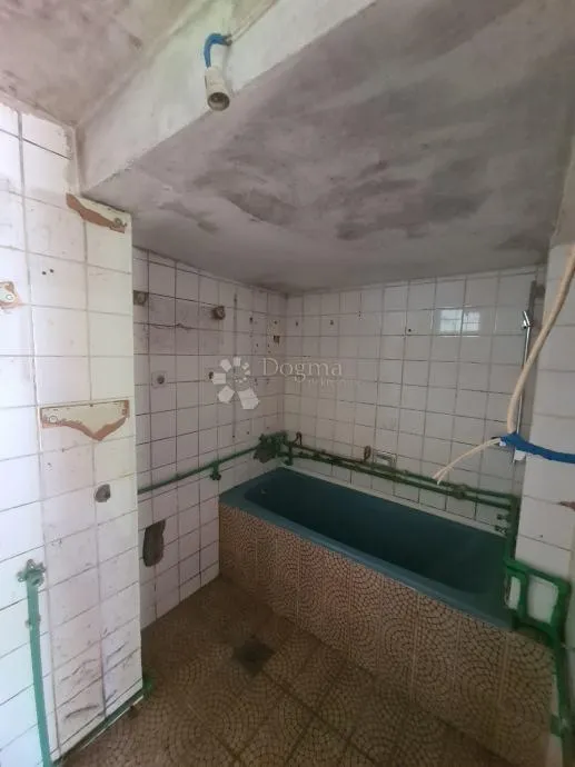 kuća s potencijalom u trnju! - slika 8