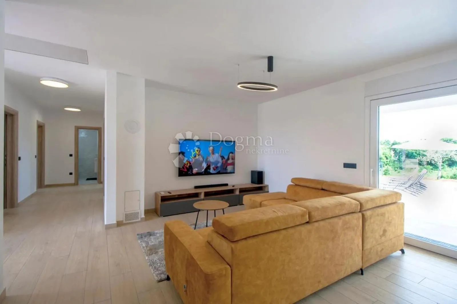 villa sa bazenom, konobom i 3800m2 okućnice - slika 16