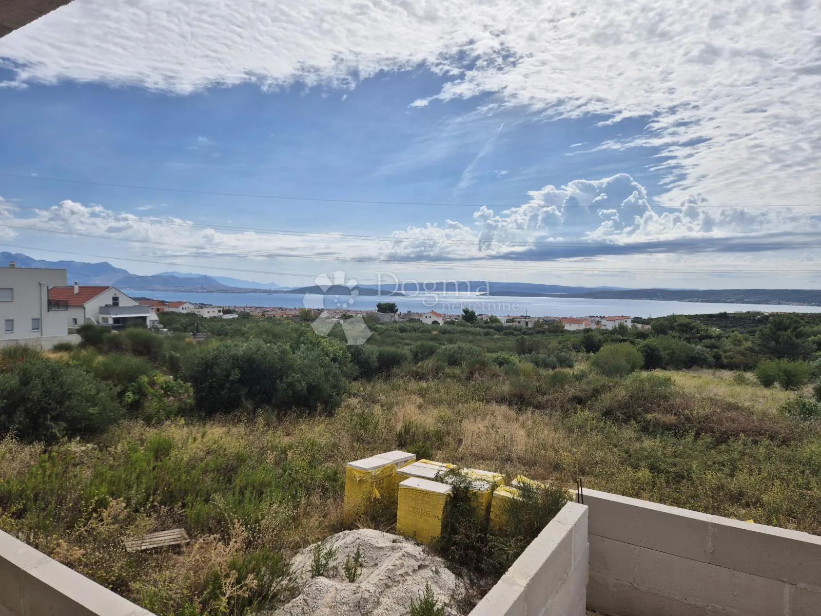 zemljište 2200m2 sa kućom 423m2 - slika 2