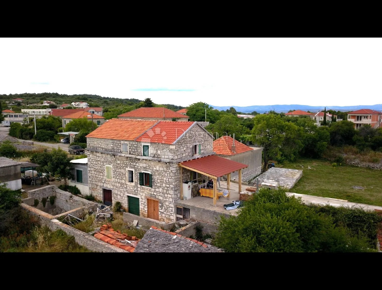 renovirana kamena kuća u nizu s velikom terasom - grohote,šolta - slika 14