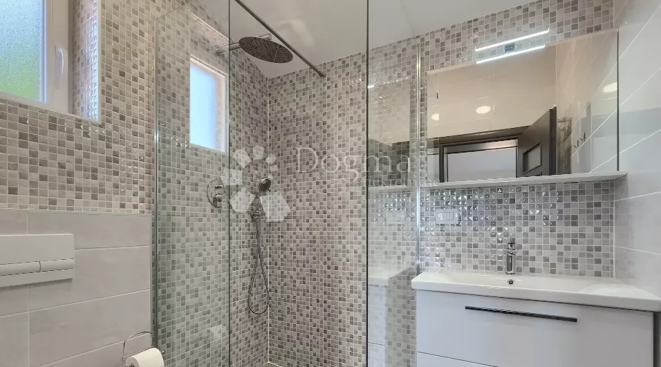 sniženo!!impozantna villa u blizini labina - slika 11