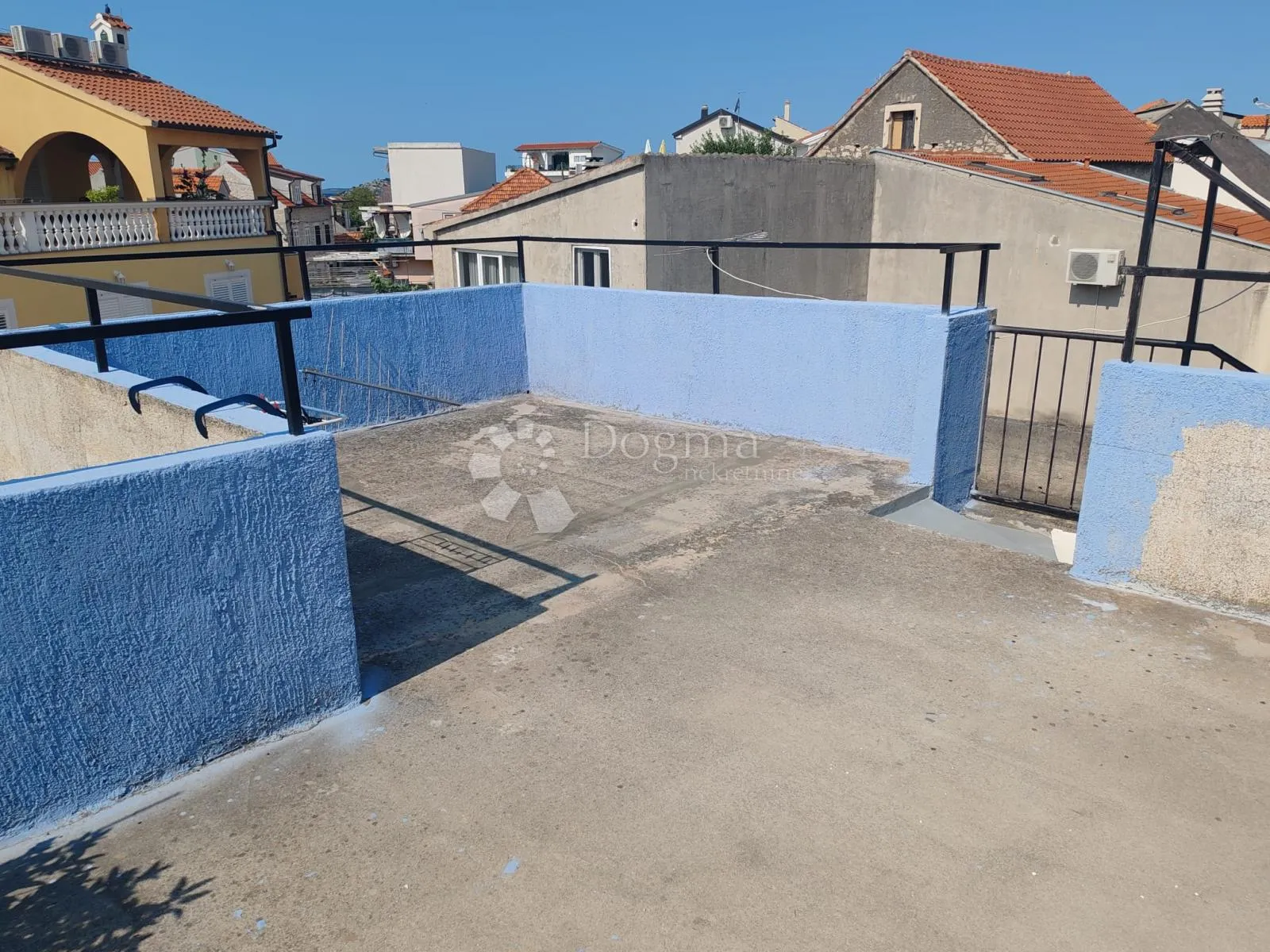 vodice - stan s prostranom terasom koja pruža pogled na more - slika 10