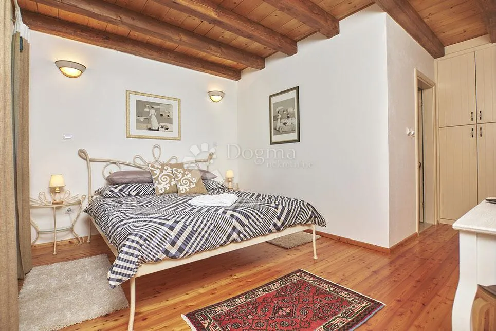 prekrasna kamena villa s bazenom sa panoramskim pogledom! - slika 24
