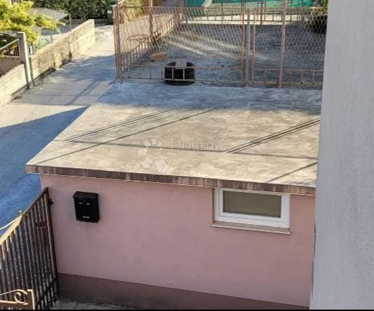 stan sa garažom na 1.katu kuće, brda - slika 11