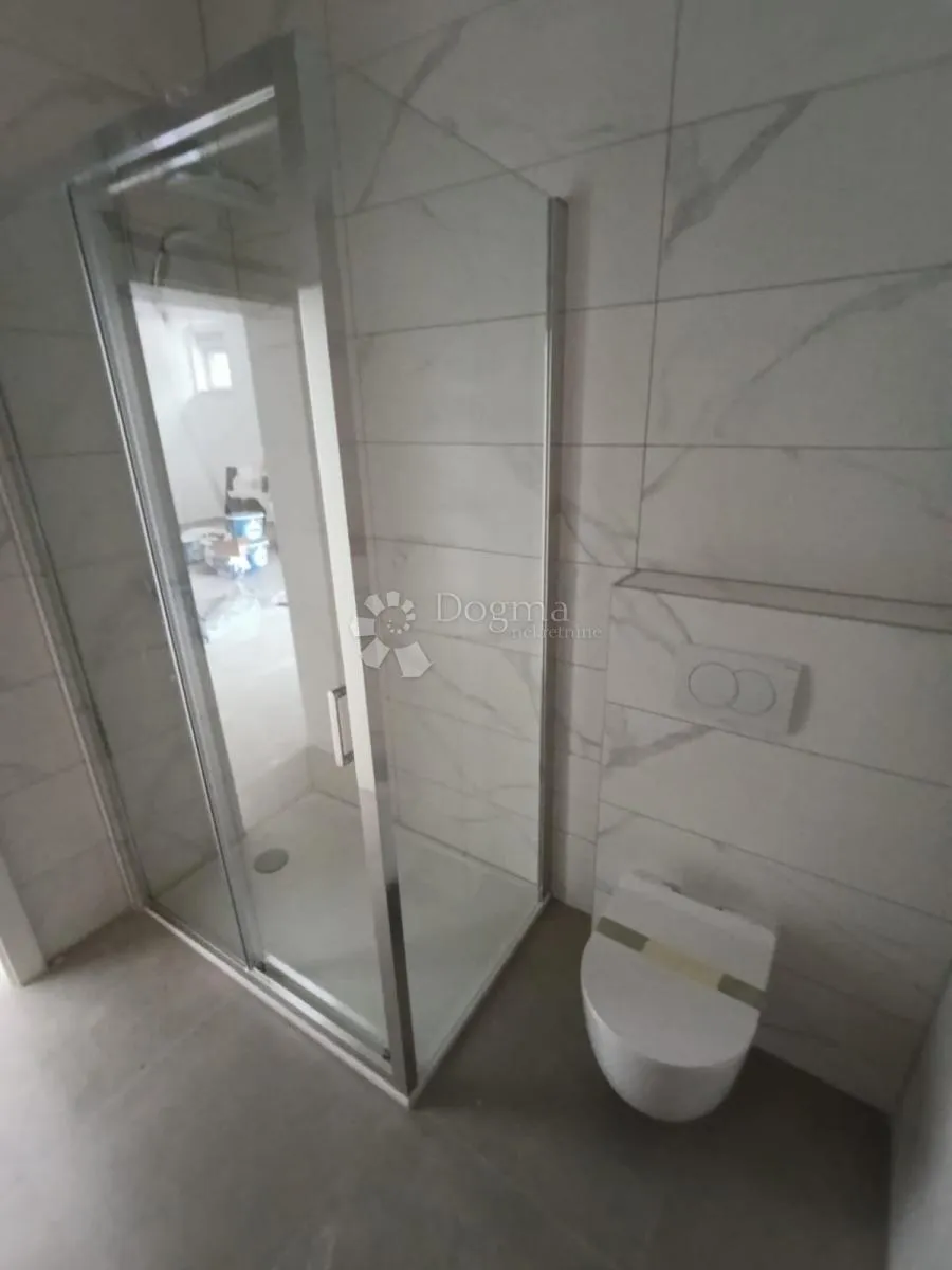 prostrani apartman u mandrama - slika 13