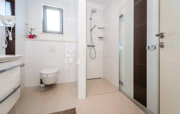 stivašnica- villa s bazenom na top lokaciji - slika 10