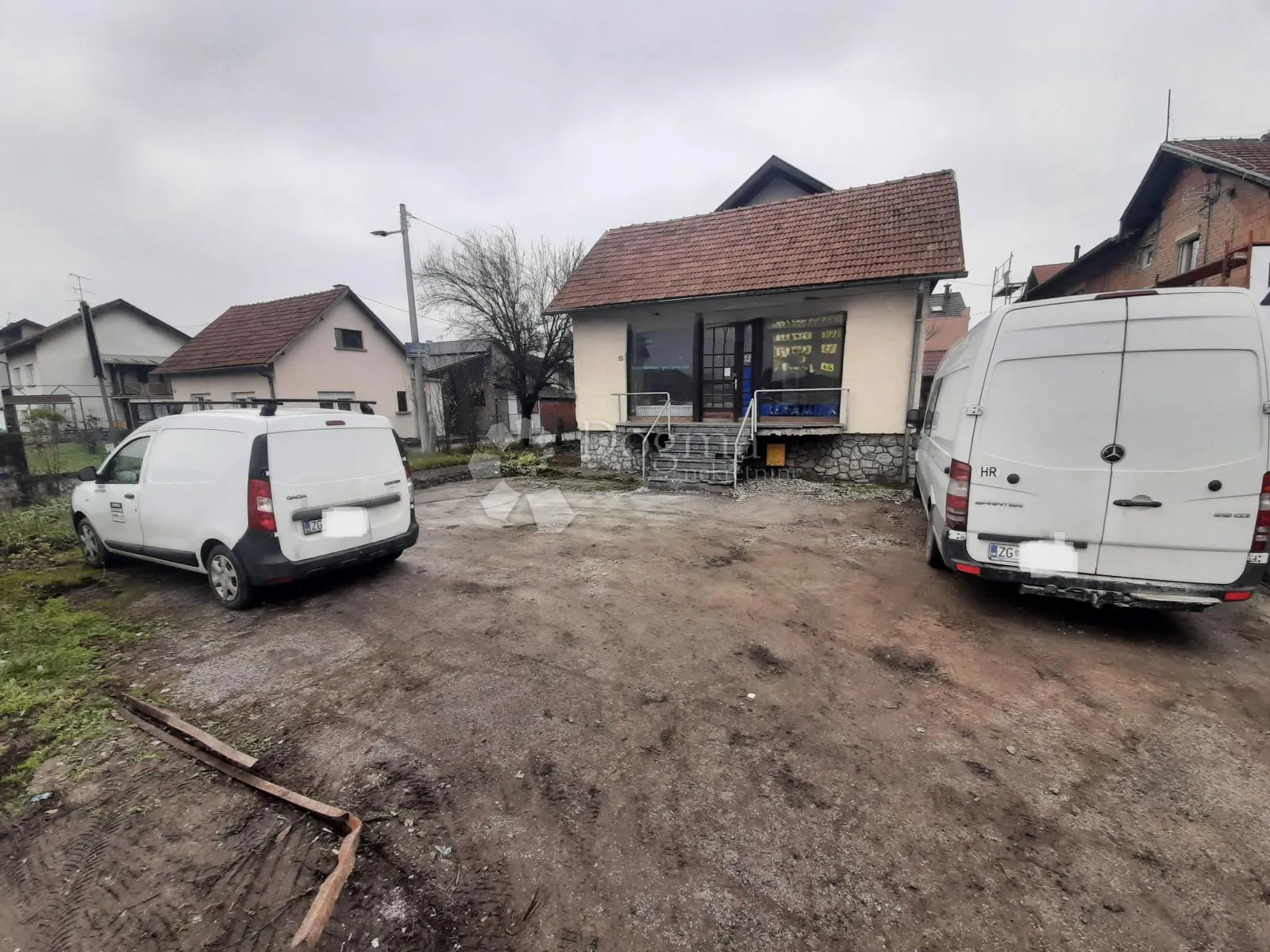 višenamjenska kuća s posl. prostorom- 250m2 + veliki parking - slika 3