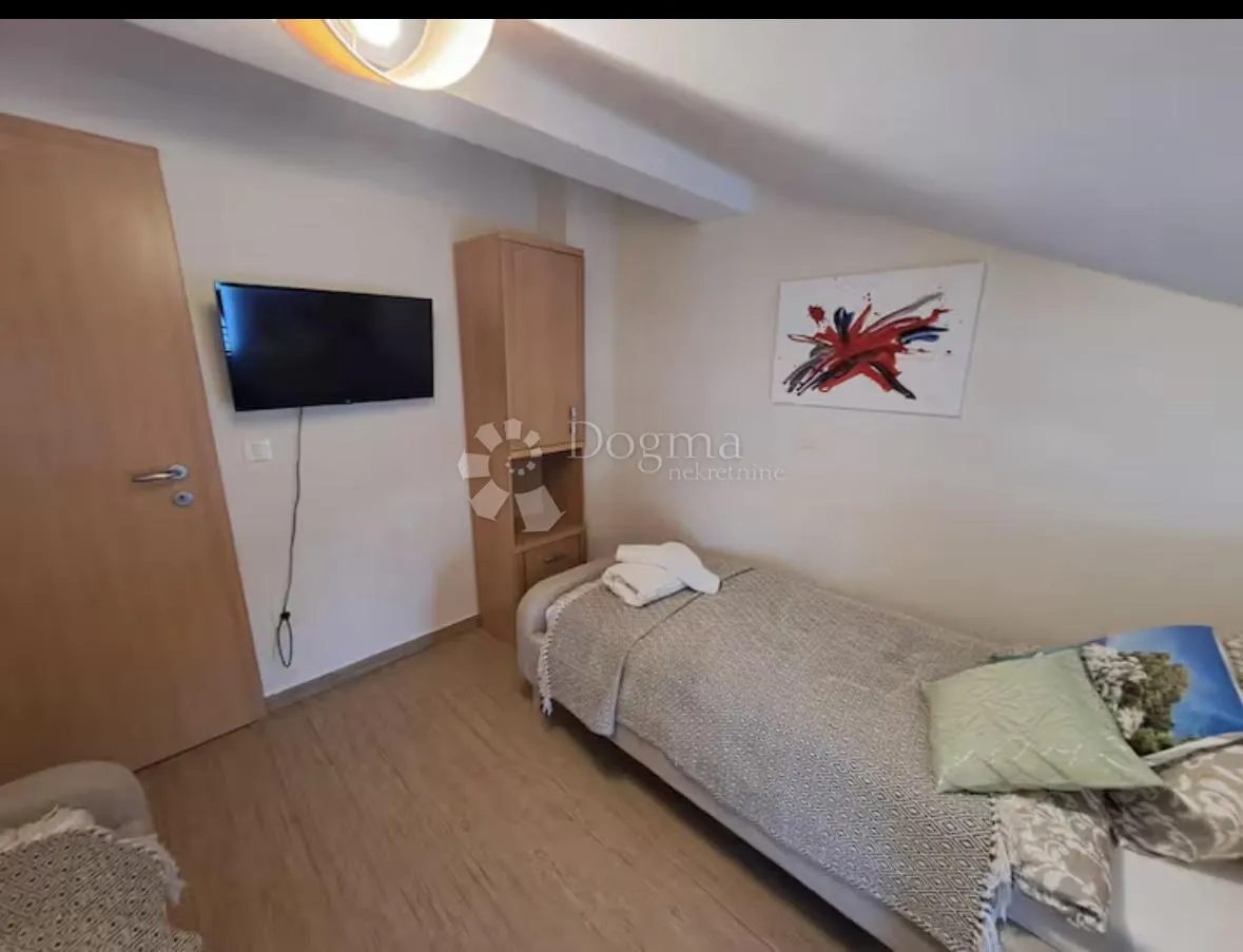 kuća 1. red uz more u starigradu – prilika za investiciju! - slika 11