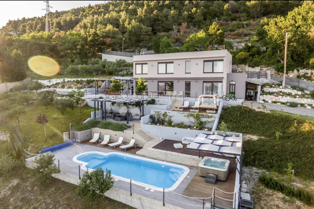 luksuzna vila s panoramskim pogledom i potpunom privatnošću u kaštelima - slika 1