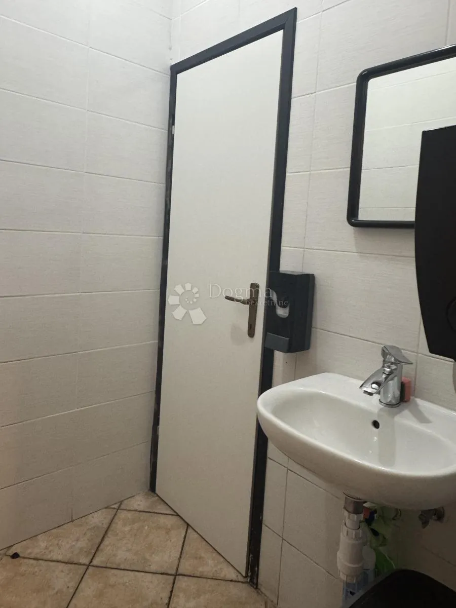 uhodan poslovni prostor/ 300,75 m2 - slika 10