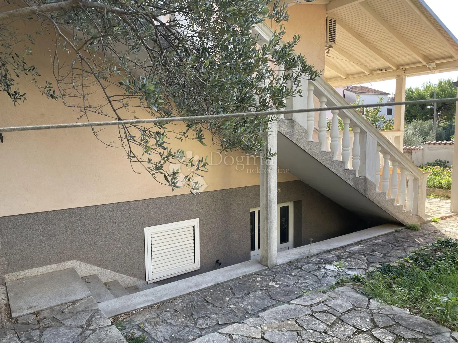 vodice – kuća s 3 stana i dodatnim objektom, 500 m od mora - slika 9