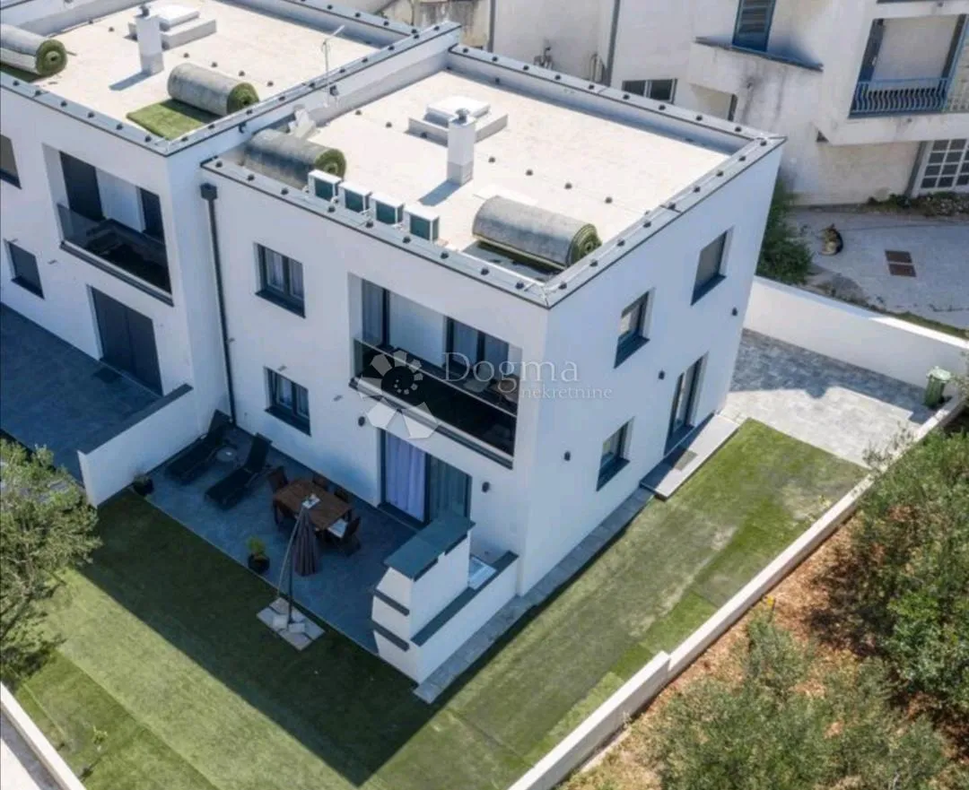vodice - atraktivna kuća moderno namještena - slika 2