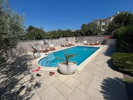 predivna kuća sa raskošnim vrtom - slika 23