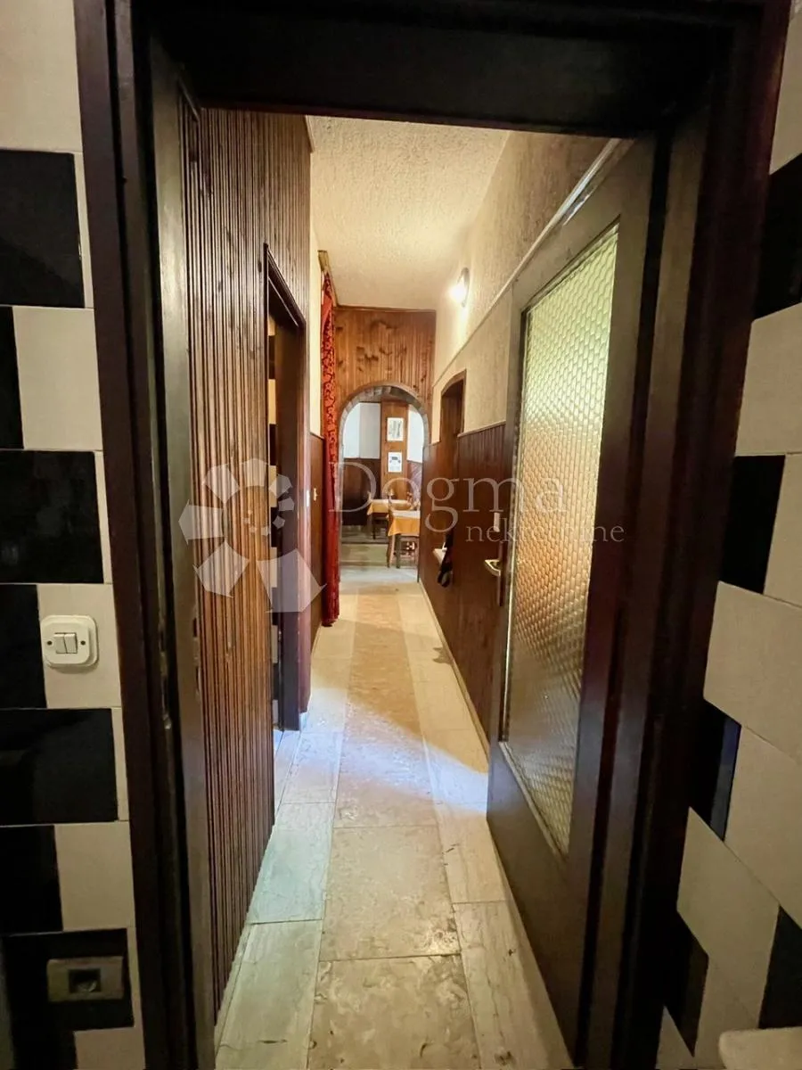 kuća, s restoranom u prizemlju, u centru buja - slika 11