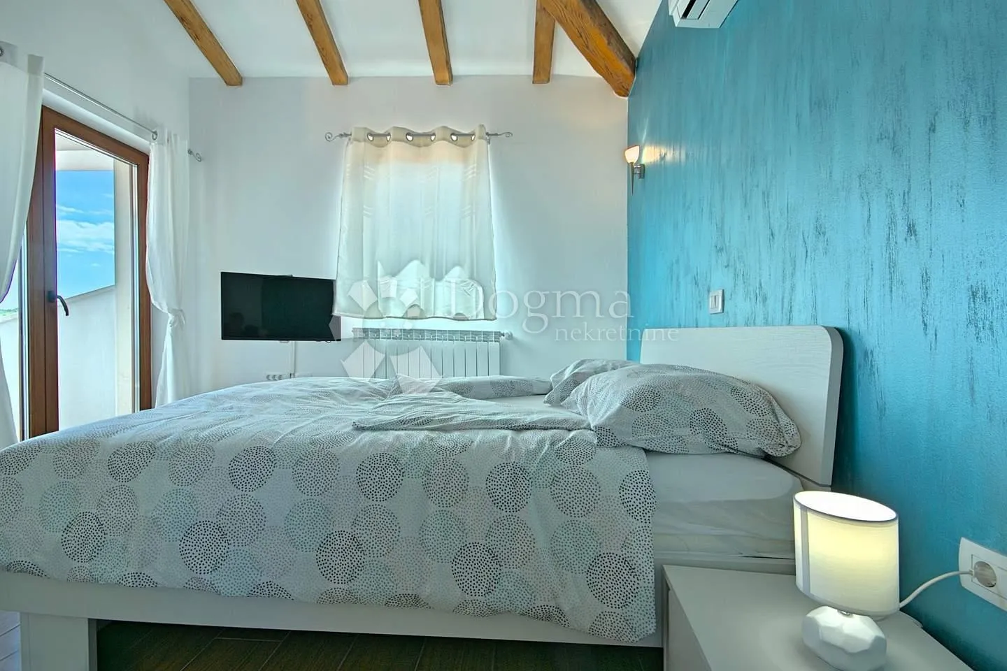 villa na rubu sela nedaleko mora - slika 16