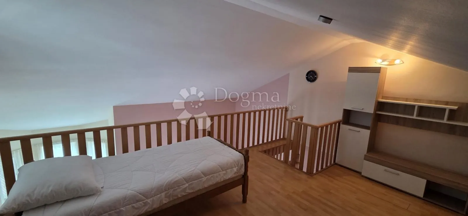 trosobni stan u novalji - slika 9