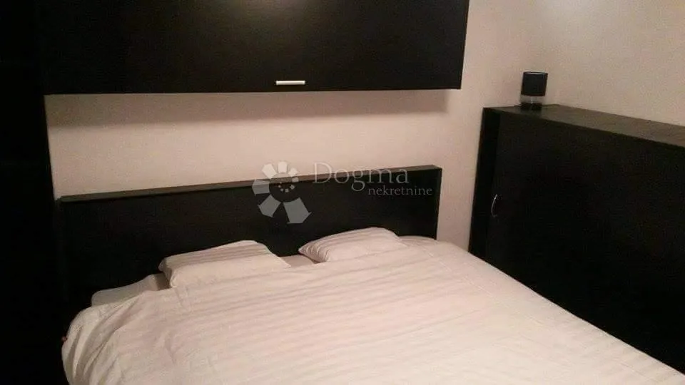 kuća s dva stana i 8300 m² građevinskog zemljišta - slika 20