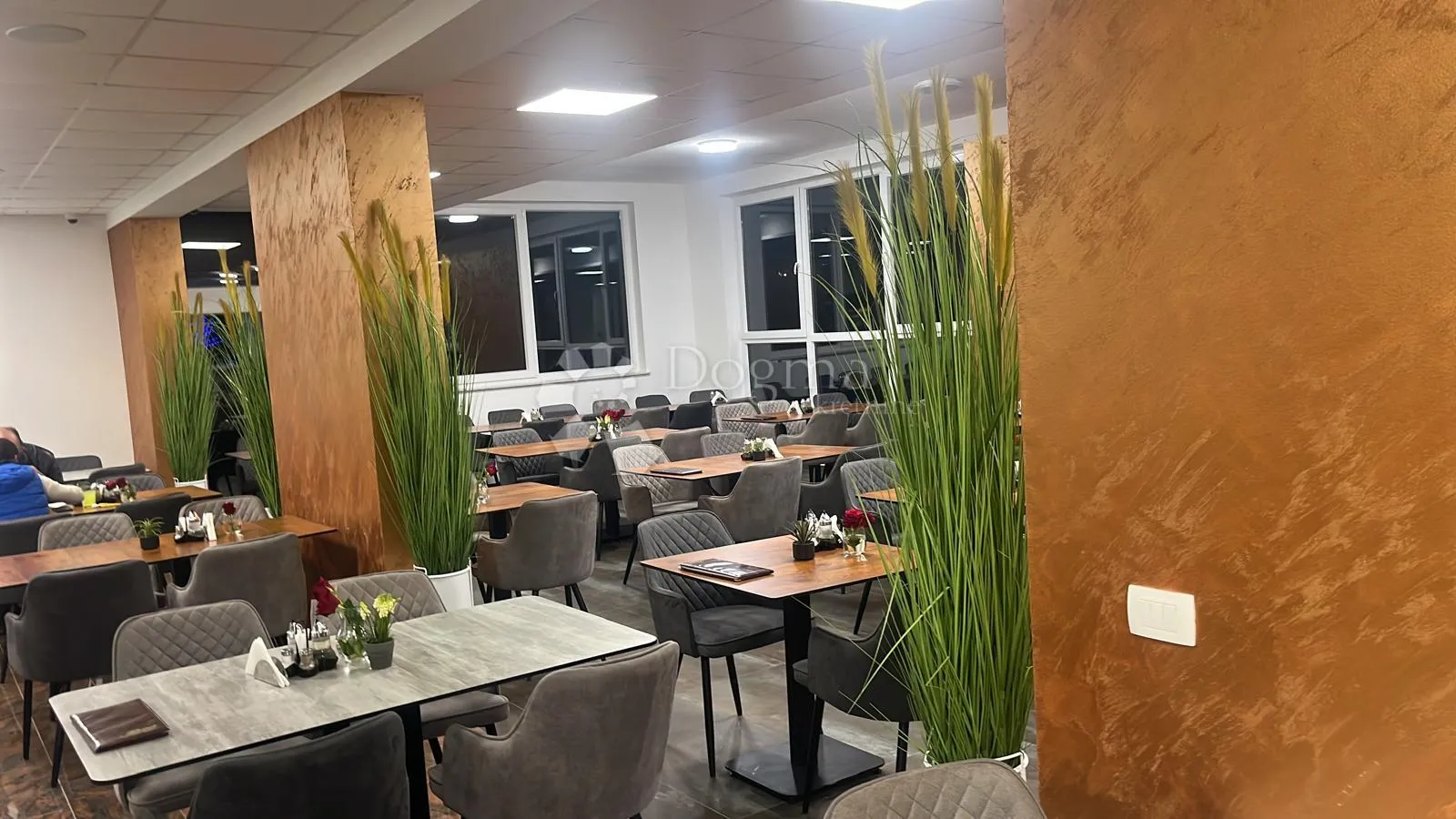 poslovni prostor restorana sa benzinskom pumpom - slika 3