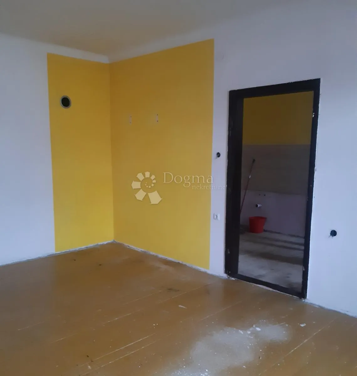 kuća za adaptaciju u drežnici sa 8 stanova - slika 12