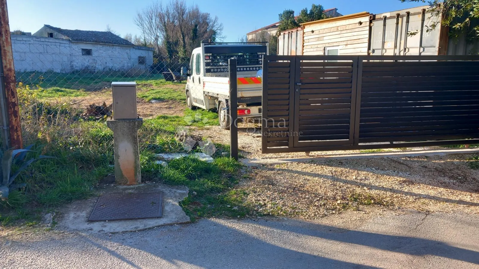 prostrano građevinsko zemljište s priključcima - blizu obale - slika 1