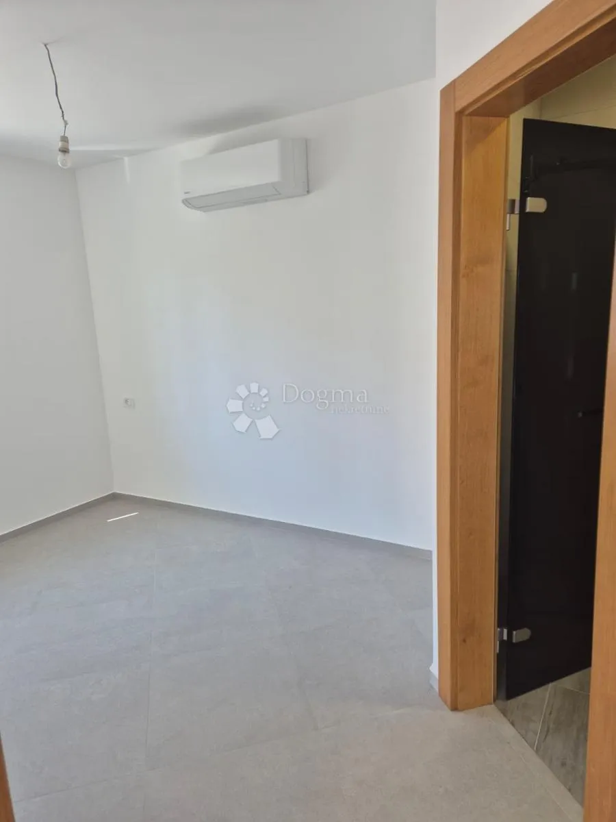 prodaje se – elegantan dvosoban stan u prizemlju u novogradnji, primošten - slika 11
