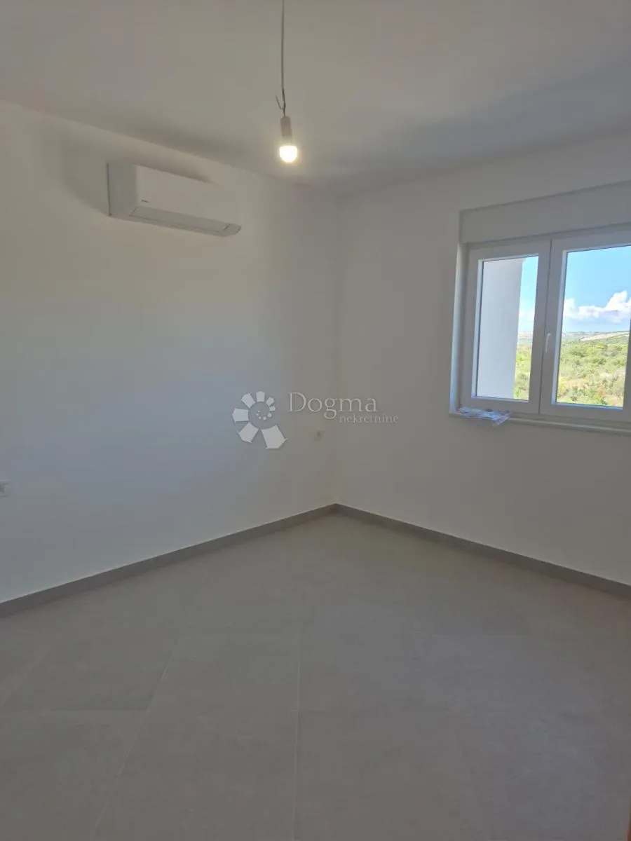 prodaje se – elegantan dvosobni stan na drugom katu, primošten - slika 19
