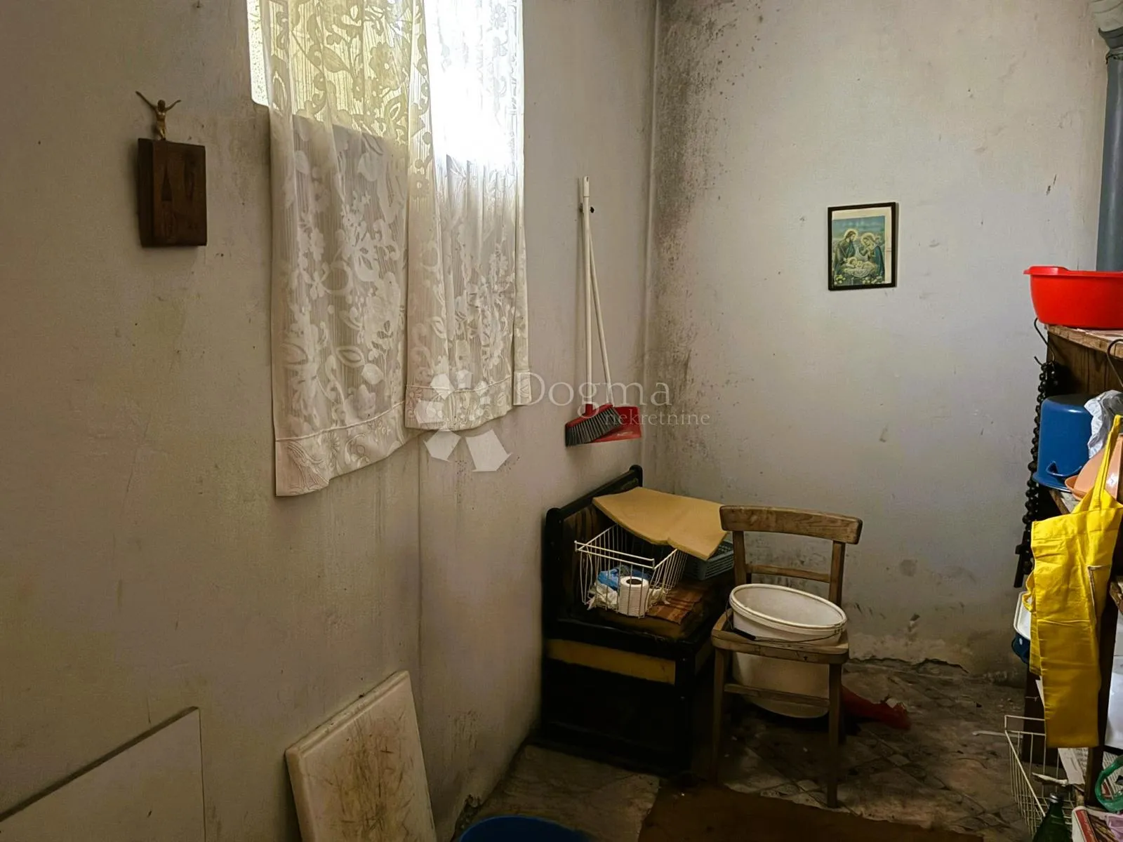 kuća s brojnim gospodarskim objektima - slika 6