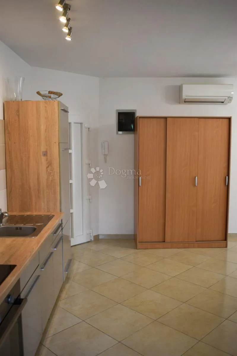 2 stana s privatnim dvorištem i 3 parkirna mjesta! - slika 18