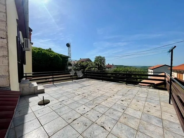kuća, s restoranom u prizemlju, u centru buja - slika 36