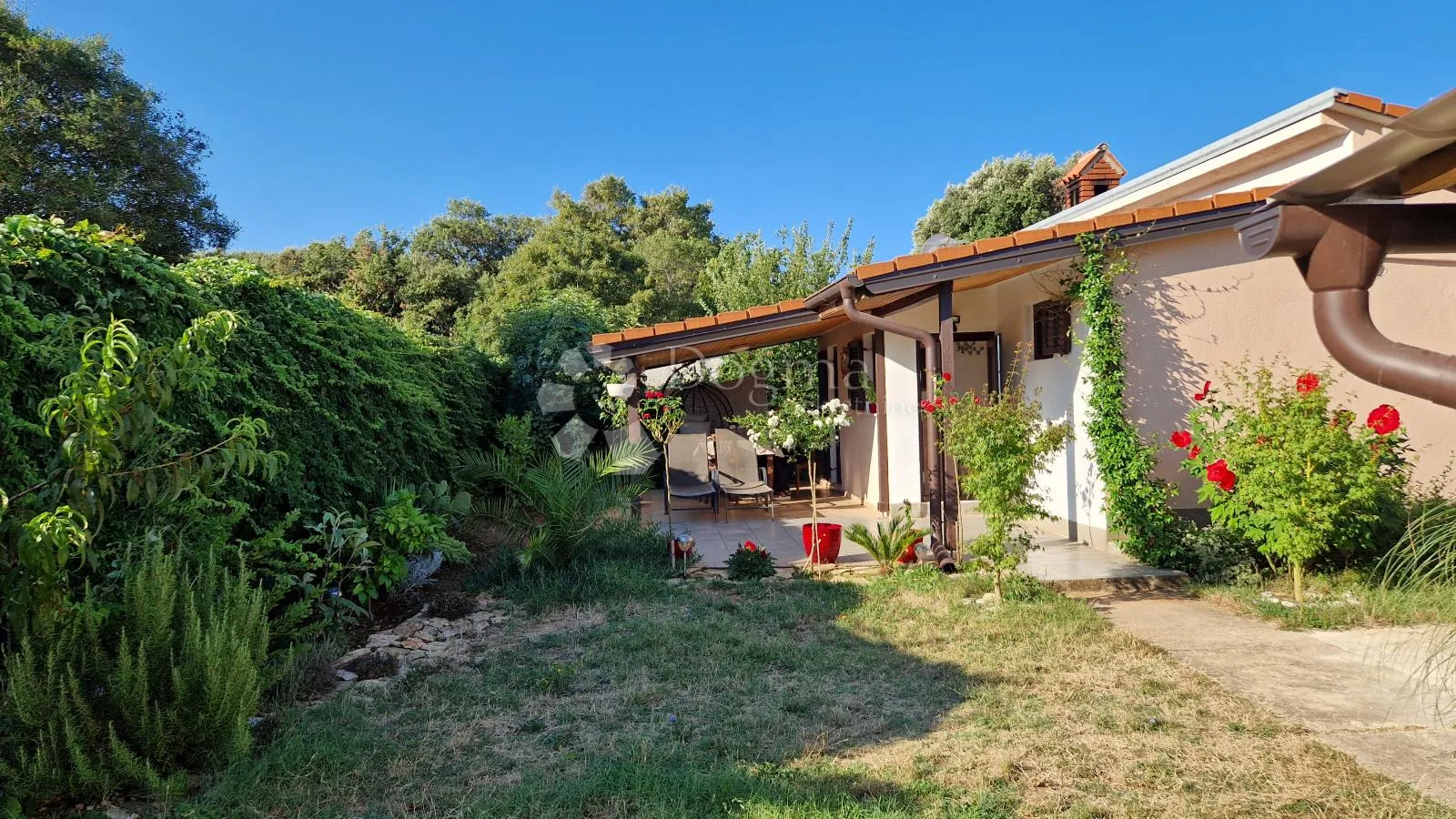 kuća s lijepim dvorištem u šišanu - slika 2