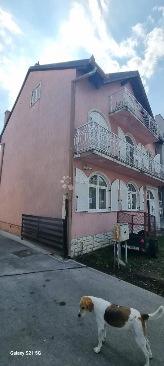 velika kuća sa tri stana! - slika 12