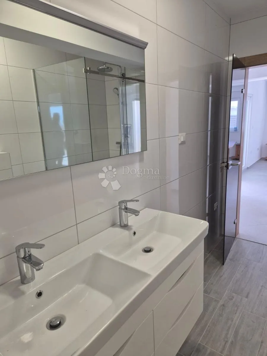 prodaje se – elegantan dvosoban stan u prizemlju u novogradnji, primošten - slika 10