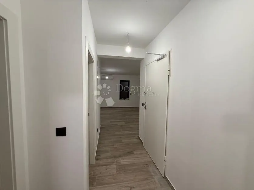 moderan kvalitetan stan u blizini mora diklo - slika 5