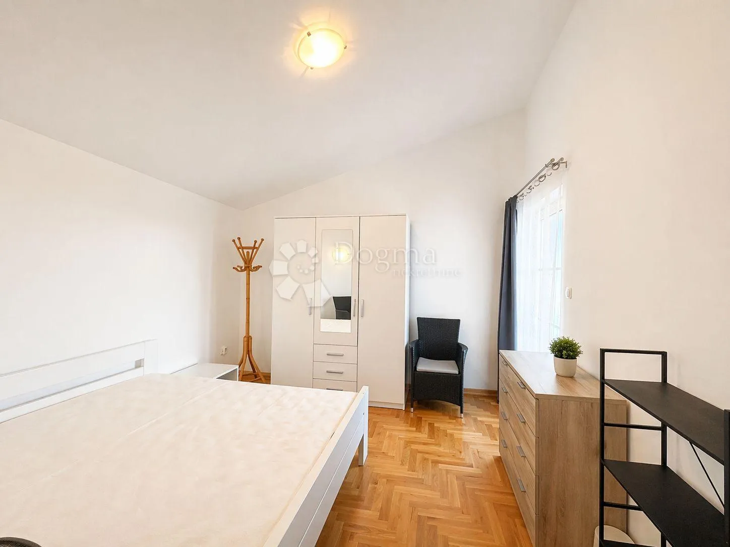 stan 130m2 - 2 stambene jedinice + terasa + parking - slika 15
