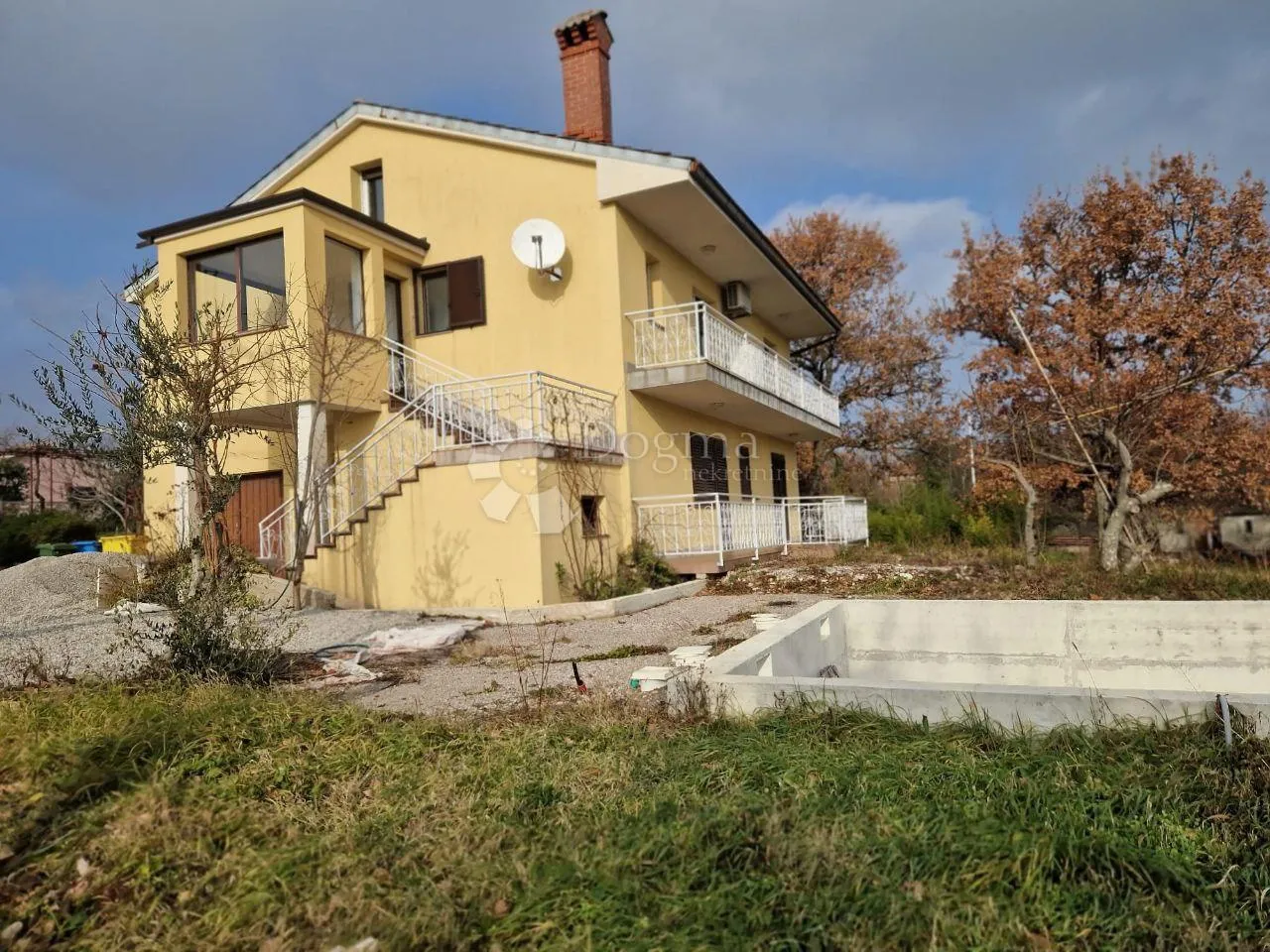 obiteljska kuća sa 2 stana i bazenom, okolica labina - slika 2